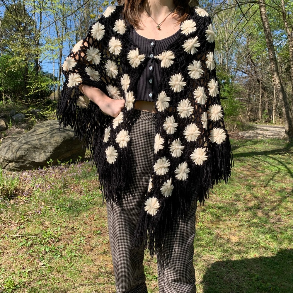 Vintage Black & White Flower Knit Shawl